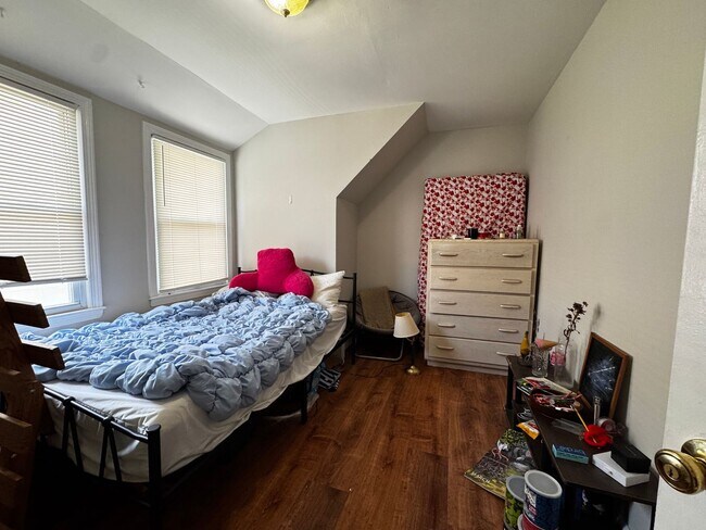 Building Photo - Renovated Beautiful 2BR Near Yale - Science Hill