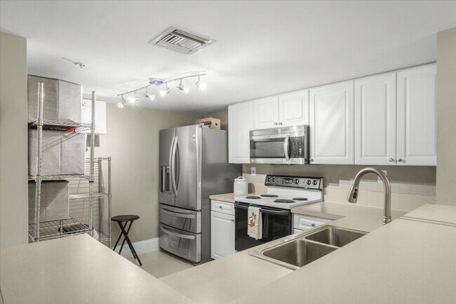 Building Photo - 520 SE 5 Ave