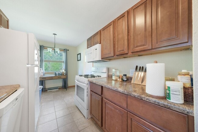 Building Photo - 2 bedroom 1 bathroom Duplex FOR RENT (subl...