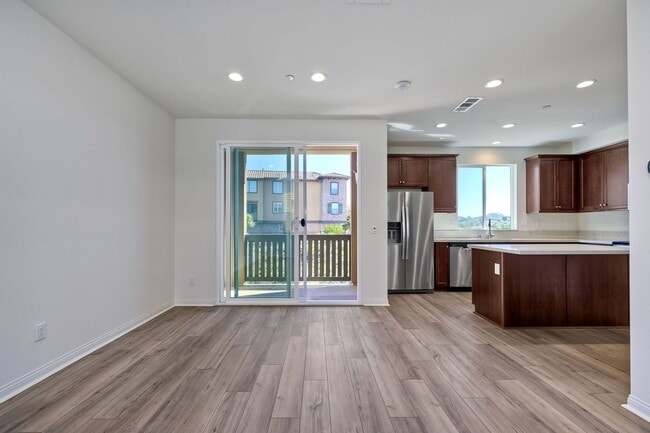 Building Photo - Available Now! 3 Story Townhome - New Construction!!