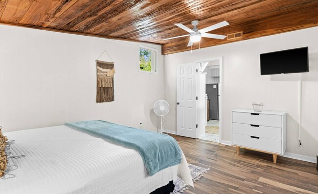 Building Photo - UNFURNISHED - 2 Bed 2 Bath + HUGE BONUS in a wooded oasis - NO HOA - off Middle Sound Loop