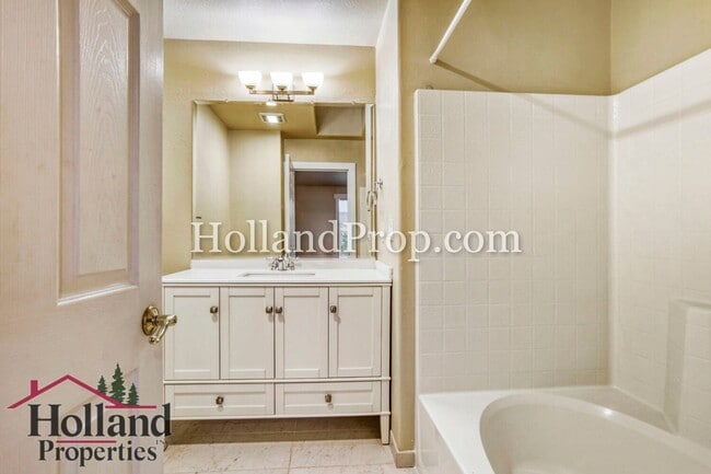 Building Photo - Beautifully Remodeled Beaverton Townhouse!