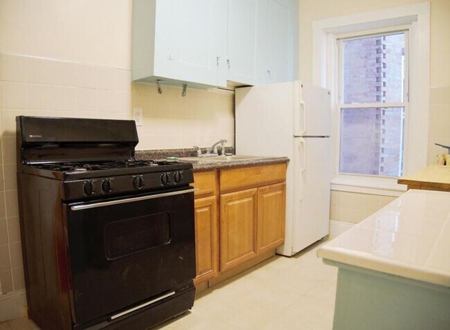 Building Photo - Spacious 2 Bed in Prime Coolidge Corner Lo...