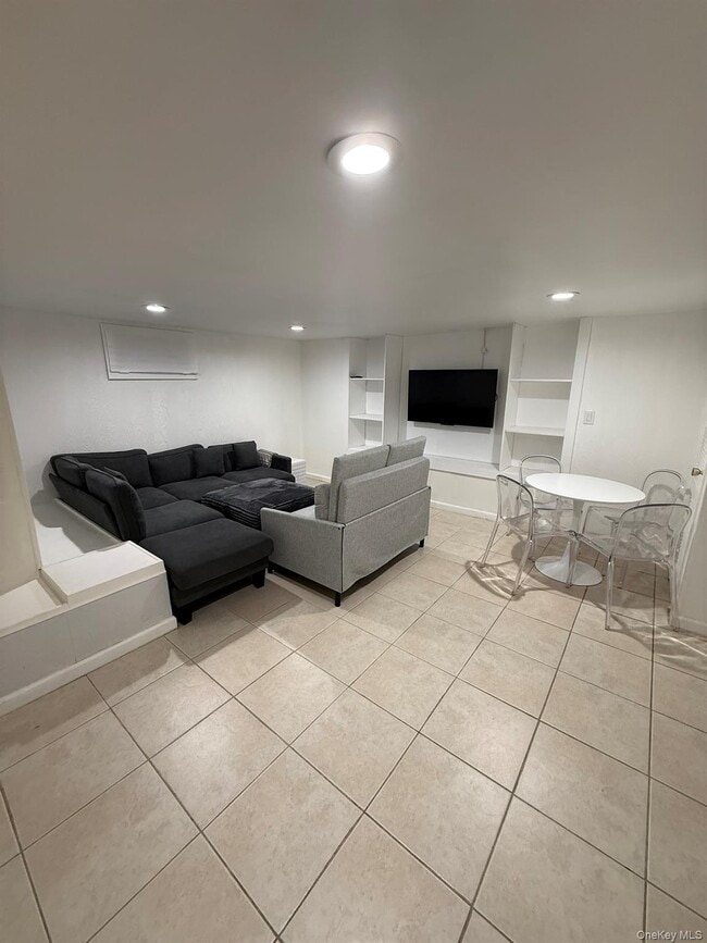 Building Photo - 640 Derby Ave