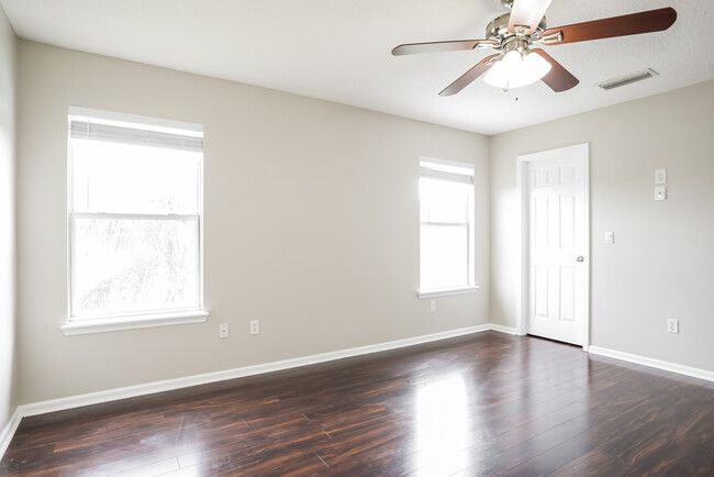 Building Photo - Large 3 Bedroom Jacksonville Home