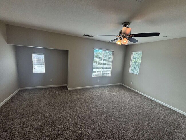 Building Photo - Spectacular 3 bed 2.5 bath home in Lincoln Crossing