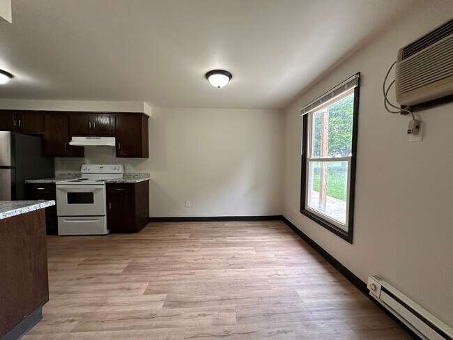 Building Photo - Noble Estates ||