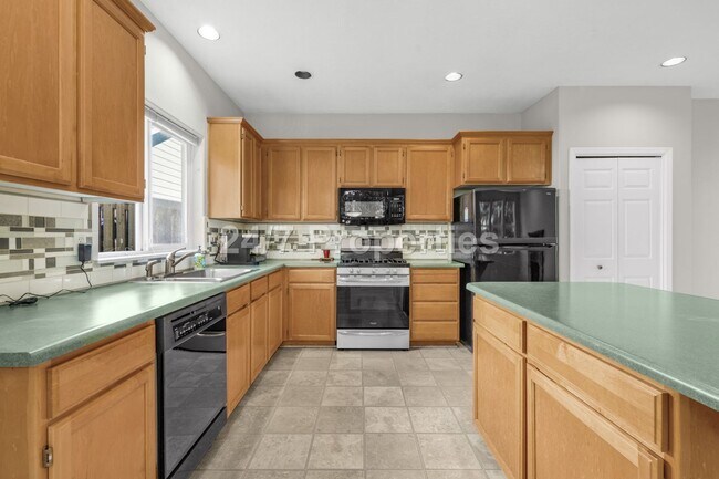 Building Photo - Inviting 3 BD | 2.5 BA Home w/ Massive Bac...