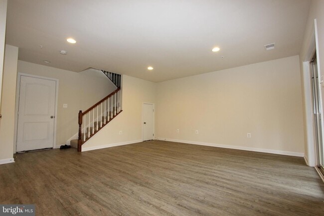 Building Photo - 325 Hersden Ln