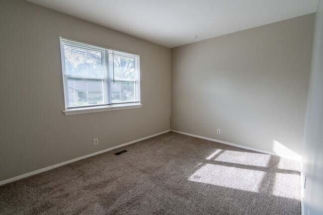 Building Photo - 4 Bed / 2 Bath In South Tulsa!