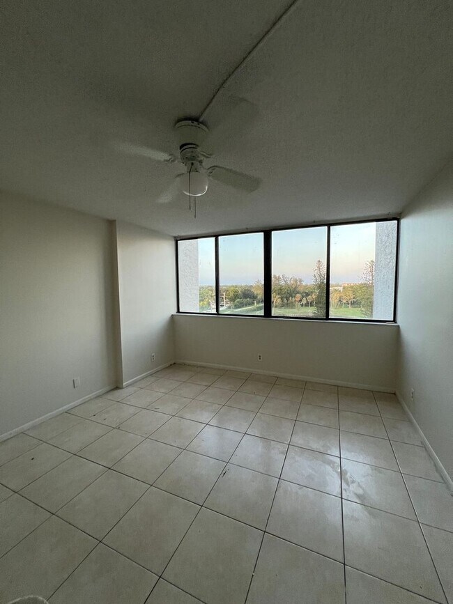 Building Photo - 4715