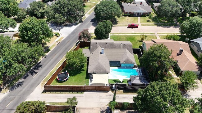 Building Photo - 7765 El Pensador Dr