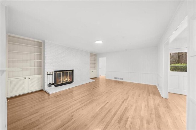 Building Photo - 4890 High Point Rd NE