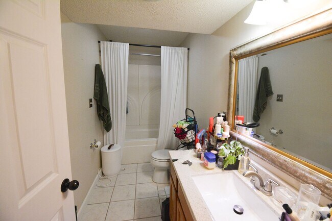 Building Photo - Spacious 4 bed 2 bath House For Rent