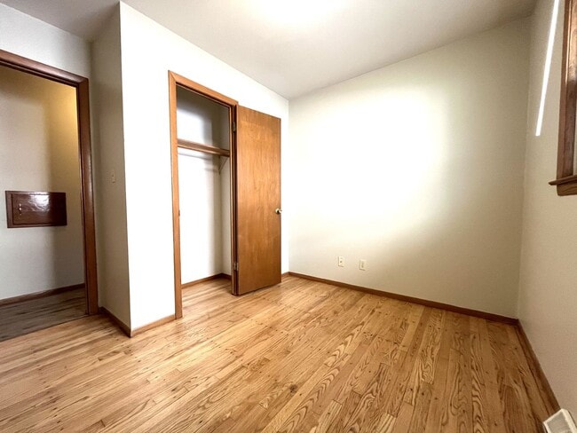 Building Photo - 3 Bedroom/1.5 Bath - Single Family Home with GARAGE!