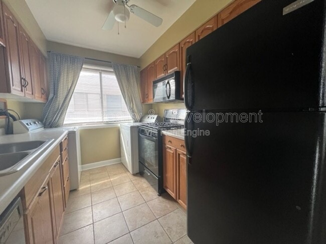 Building Photo - 1367 Sacramento Dr