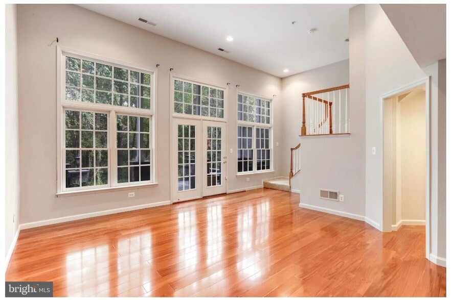 Building Photo - 213 Oak Knoll Ter