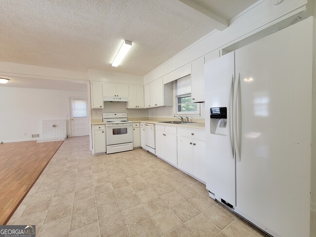 Building Photo - 304 E Broad St