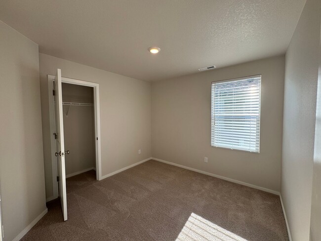 Building Photo - 4 Bedroom, 2 1/2 Bath Home in Marcola Meadows