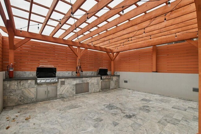 Building Photo - 3338 Peachtree Rd NE