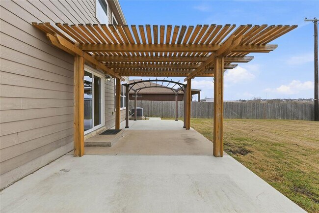 Building Photo - 605 Saul St