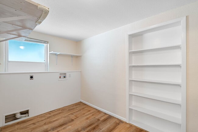 Building Photo - Lovely Largo Home