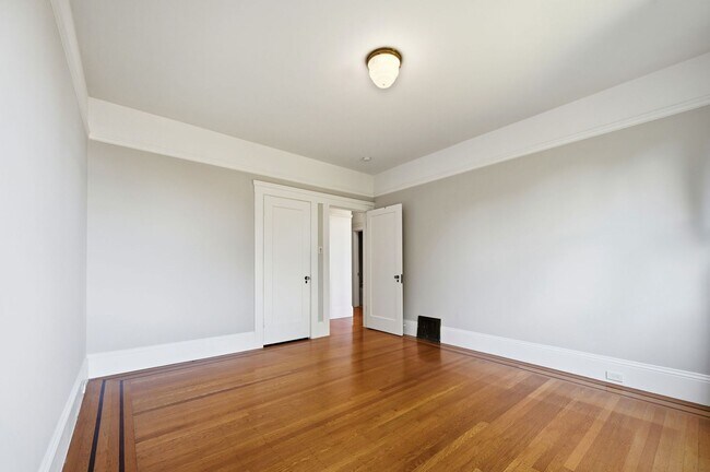 Building Photo - Light Filled Condo in Noe Valley+ Parking Included+ Laundry In unit - Please Contact for Showing ...