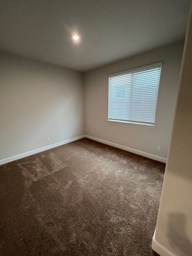 Building Photo - Newer 4 Bedroom Solar Home in Rocklin! Easy Access to I-80!