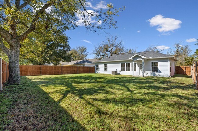 Building Photo - Classic in Cleburne