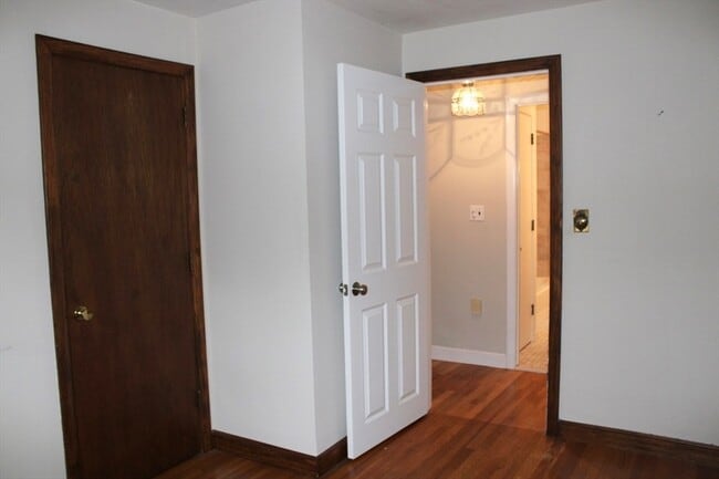 Building Photo - 61 Alton St