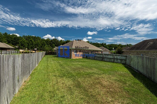 Building Photo - Beautiful 3 bedroom, 2 bathroom house in B...