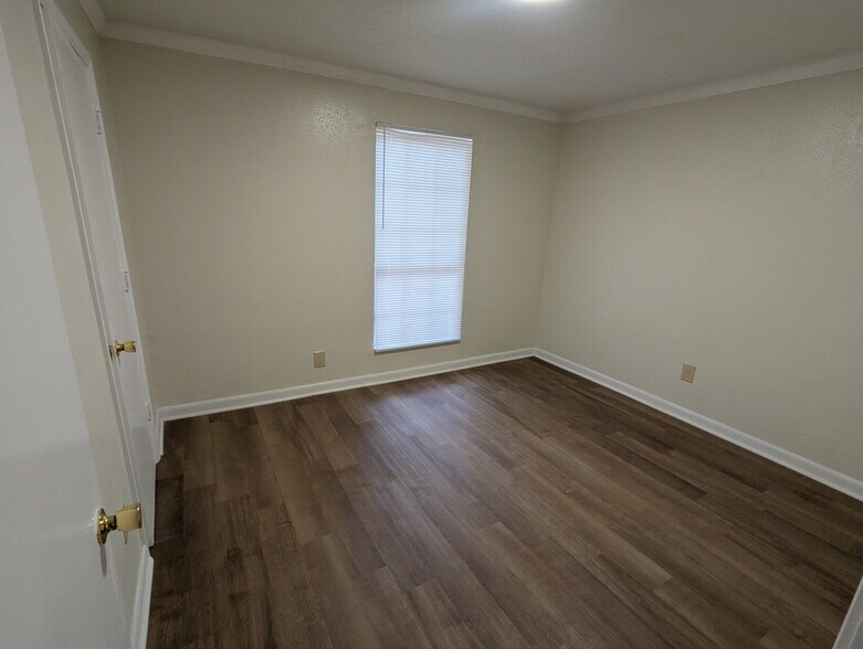 Building Photo - 1615 Dawnview Ln