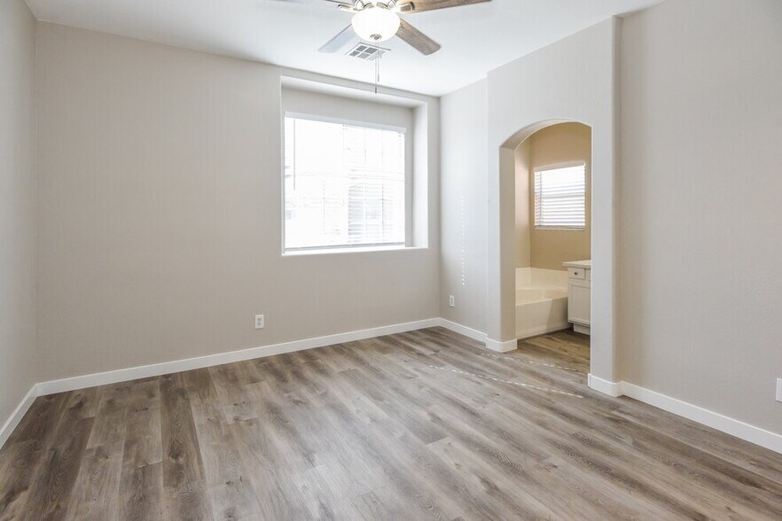 Building Photo - 7534 Luna Del Rey St