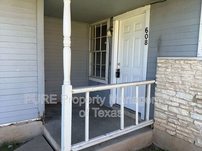 Building Photo - 608 Greenlawn Blvd