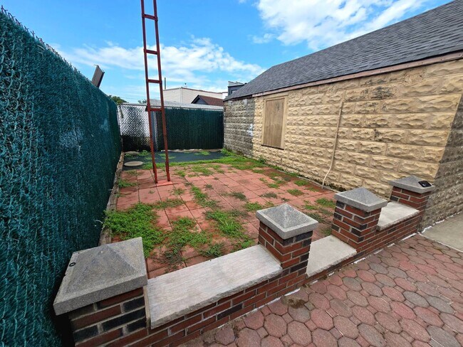 Building Photo - 72-29 66th Rd