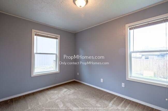 Building Photo - Rare Find - 3 Bedroom in Cully w/ Rentable...