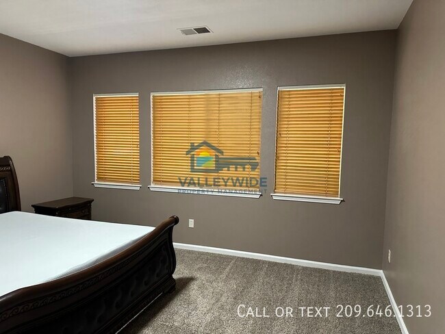 Building Photo - 2555 Crestmore Cir