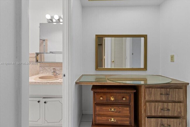 Building Photo - 2200 Park Ln