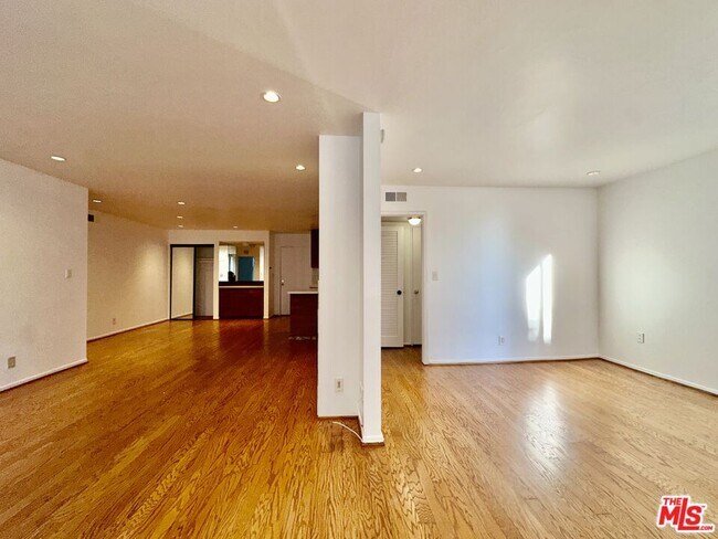 Building Photo - 1134 Alta Loma Rd
