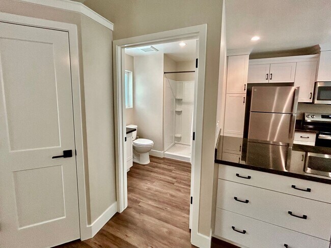 Building Photo - $1,595 Clovis Cottage,  1 Bed / 1 bath - 5th & Sunnyside Ave. / Solar Included!