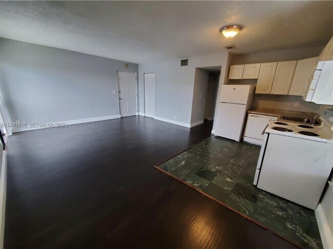 Building Photo - 3006 Coral Ridge Dr