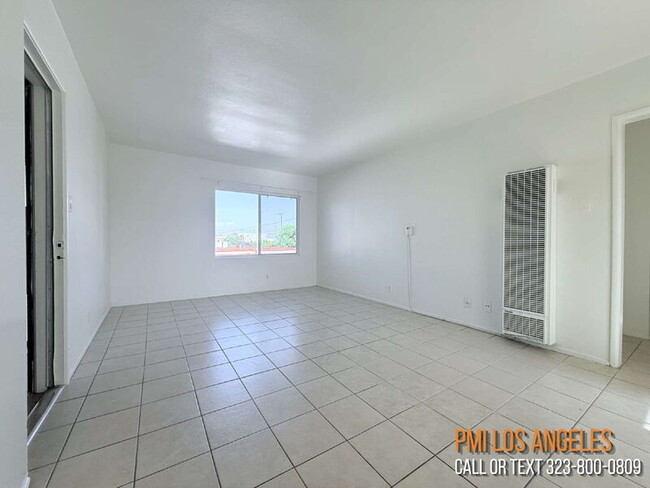 Building Photo - 943 W 68th St