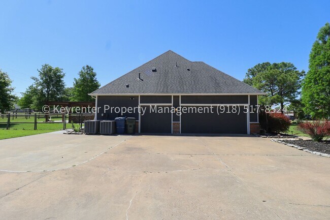 Building Photo - Incredible 4 Bedroom 4 Bath Home in Owasso!!!