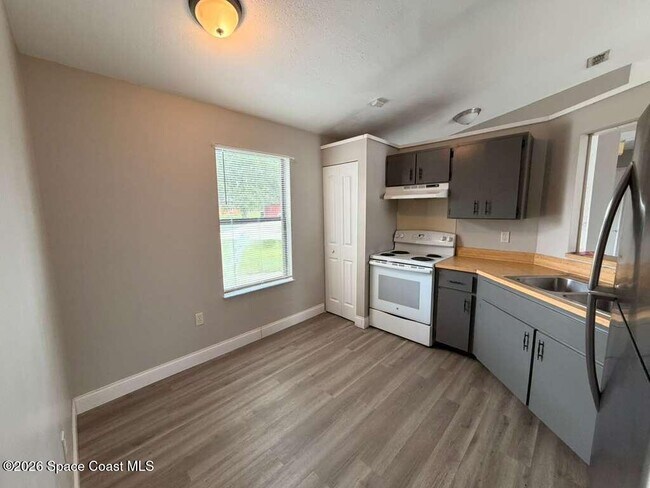Building Photo - 1395 Cox Ave NW