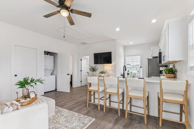 Building Photo - 211 Cicero St