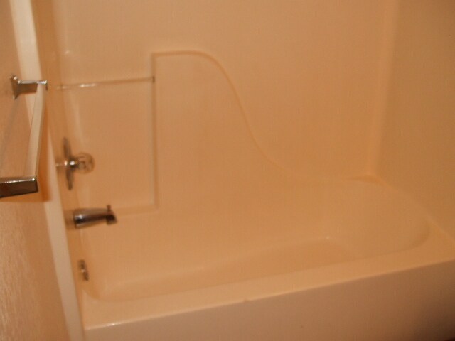 Bath Tub - 5 N Montague Ave