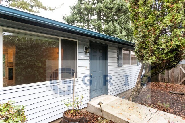 Building Photo - Two Bedroom Apartment Available - Private Yard Space - $500 MOVE IN SPECIAL!