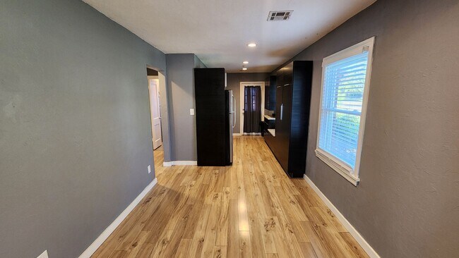 Building Photo - Beautiful 2 bedroom house with granite and central heat and air