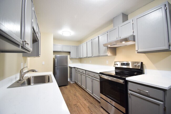 Building Photo - Newly Updated 2 Bedroom 1.5 Bath Townhouse...