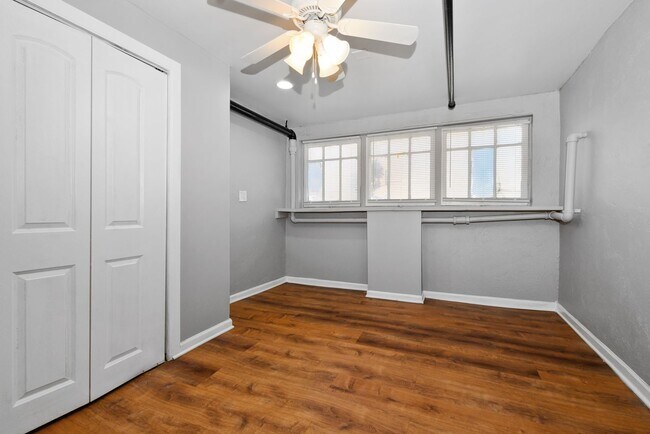 Interior Photo - 6201-6203 S Troy St